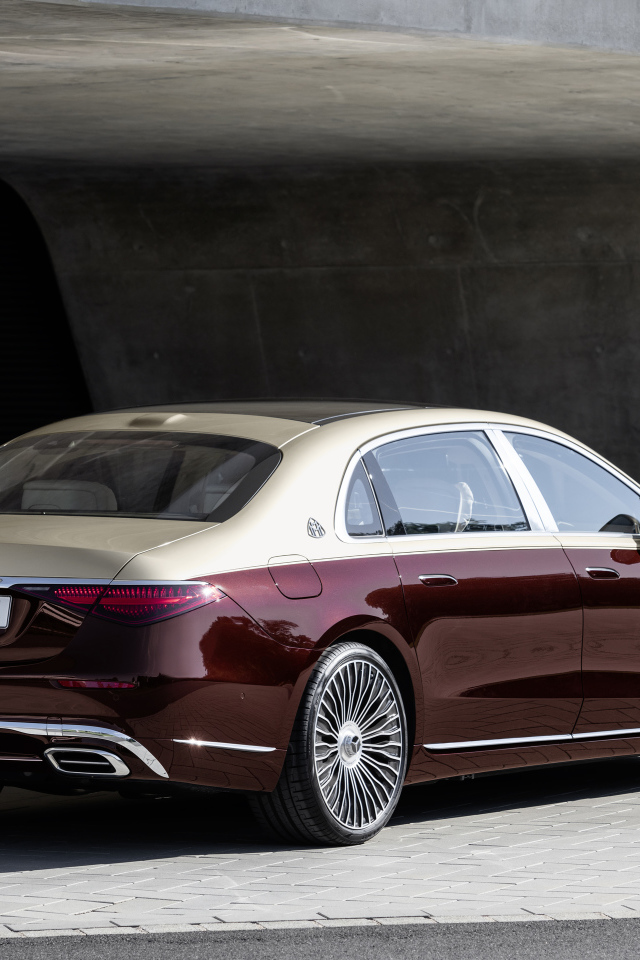 Бордовый автомобиль Mercedes-Maybach S 580,  2021 года вид сзади
