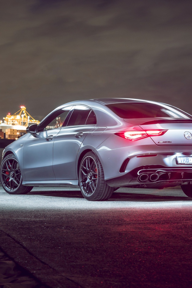 Автомобиль Mercedes-AMG CLA 45 S 4MATIC, 2020 года на фоне города 