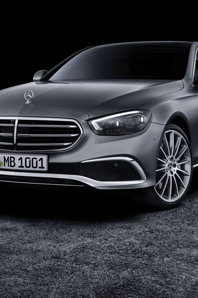 Серый автомобиль Mercedes-Benz E-Klasse 2020 года на черном фоне