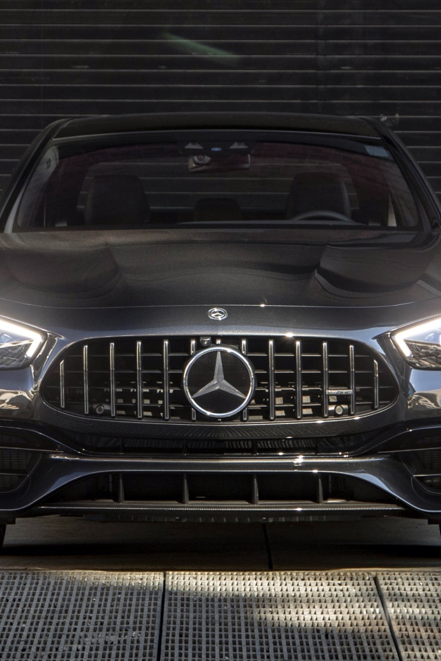 Автомобиль Mercedes-AMG E 63 S 4MATIC+, 2021 года с включенными фарами вид спереди