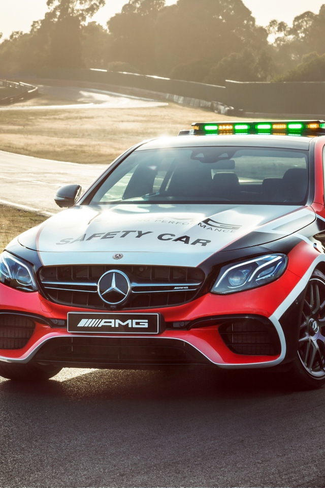 Гоночный автомобиль Mercedes-AMG E 63 S на трассе 