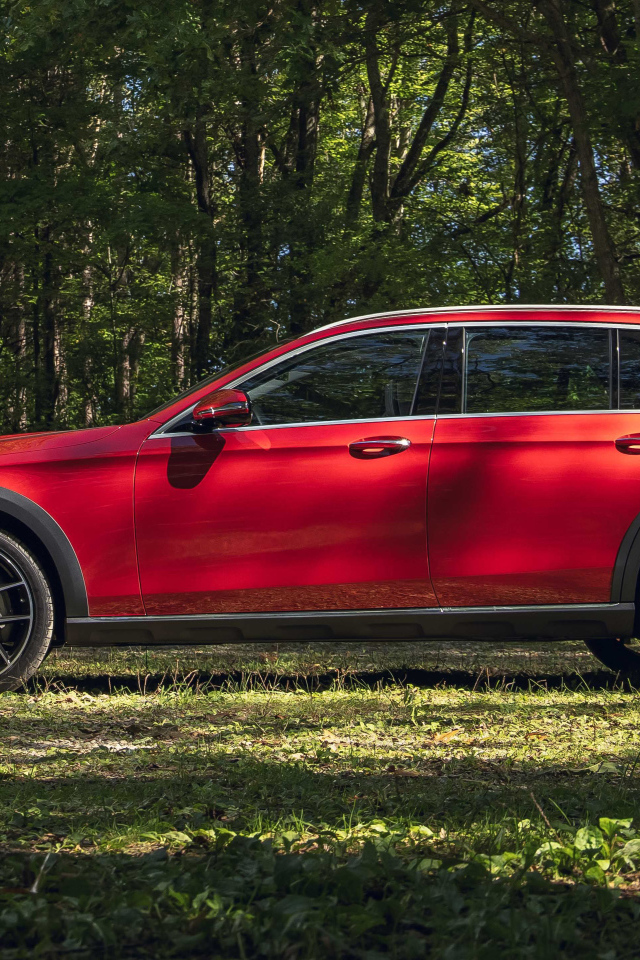 Автомобиль Mercedes-Benz E 450 4MATIC All-Terrain, 2021 года вид сбоку