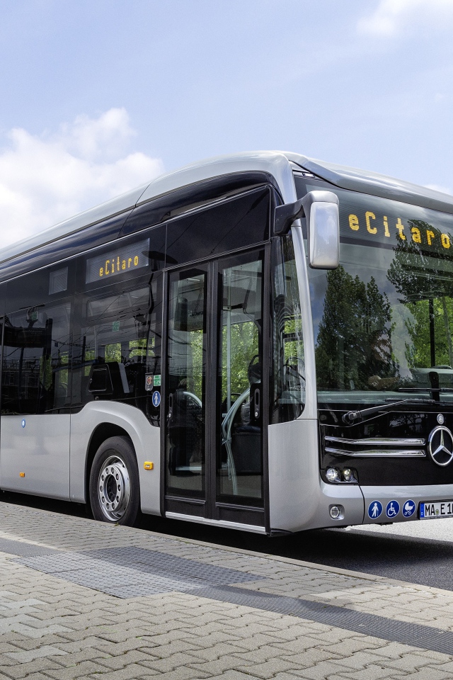 Автобус Mercedes-Benz на остановке 