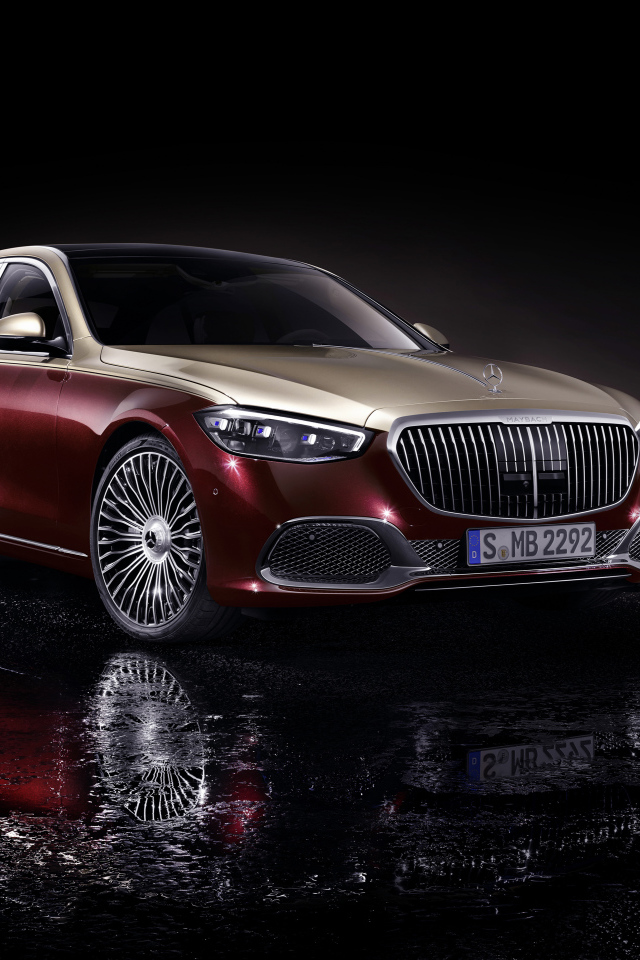 Автомобиль Mercedes-Maybach S 580,  2021 года на мокром асфальте