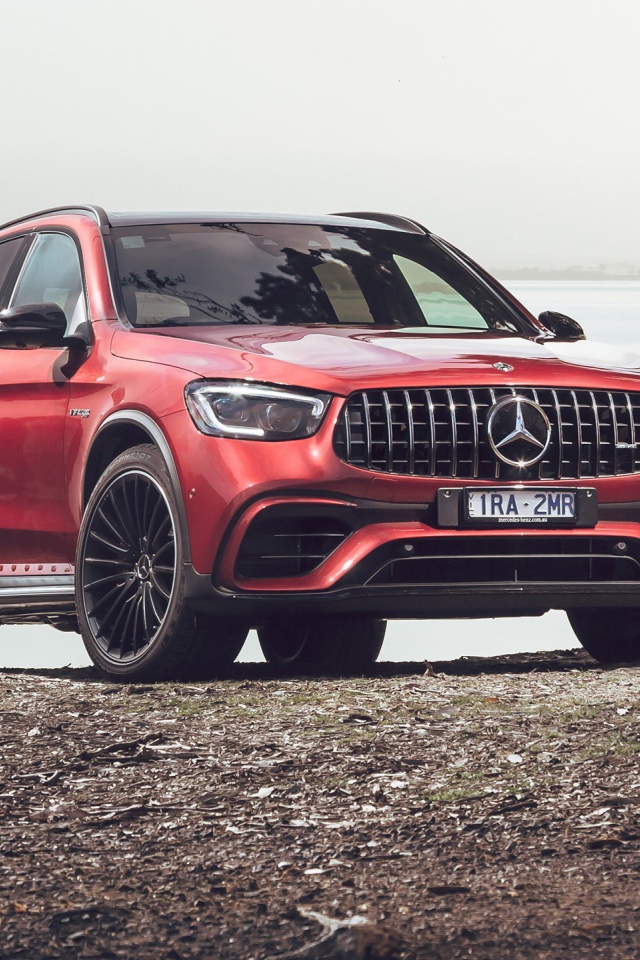 Красный автомобиль Mercedes-AMG GLC 63 S 4MATIC 2020 года у воды