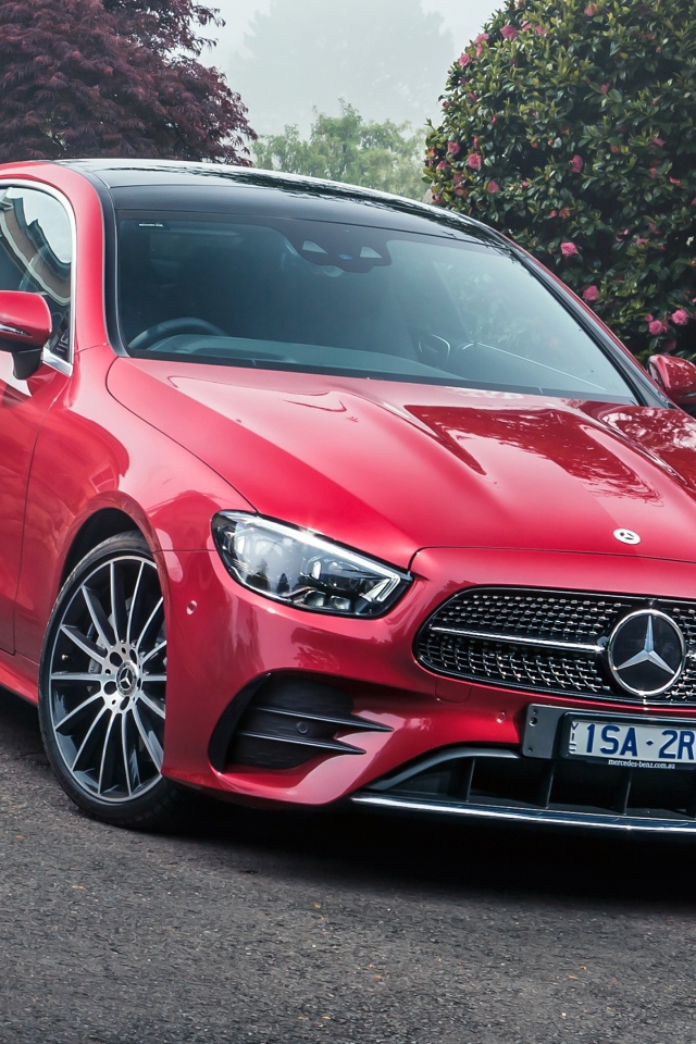 Красный автомобиль Mercedes-Benz E 300 AMG, 2021 года вид спереди