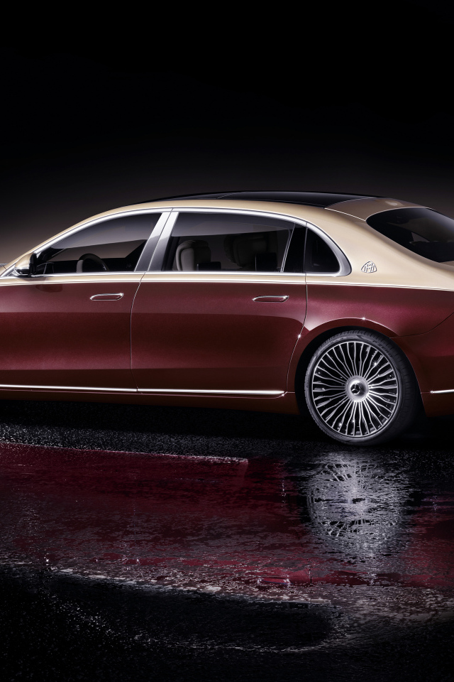 Красный автомобиль Mercedes-Maybach S 580,  2021  года на черном фоне