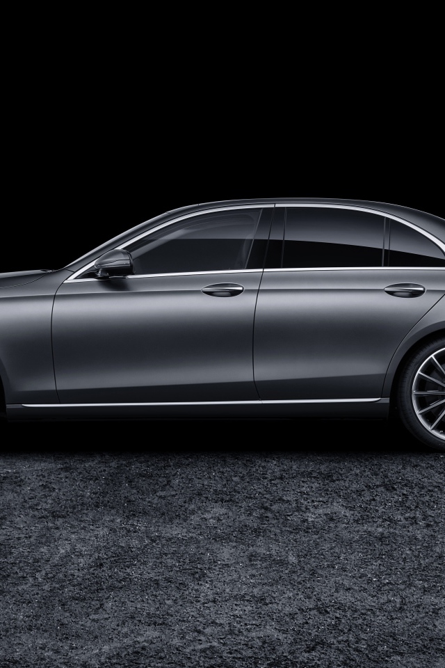 Серебристый автомобиль Mercedes-Benz E-Klasse 2020 года на черном фоне