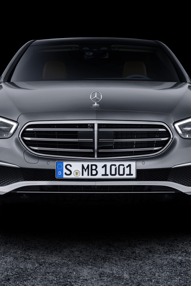 Серебристый автомобиль Mercedes-Benz E-Klasse, 2020 года вид спереди