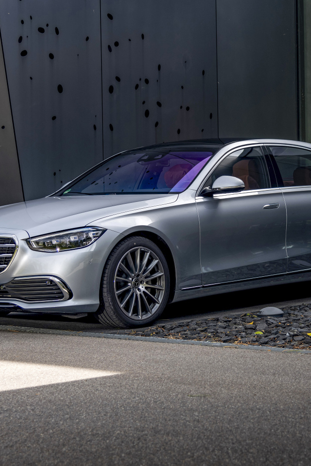 Стильный Mercedes-Benz S 400 D 4MATIC 2020 года у гаража