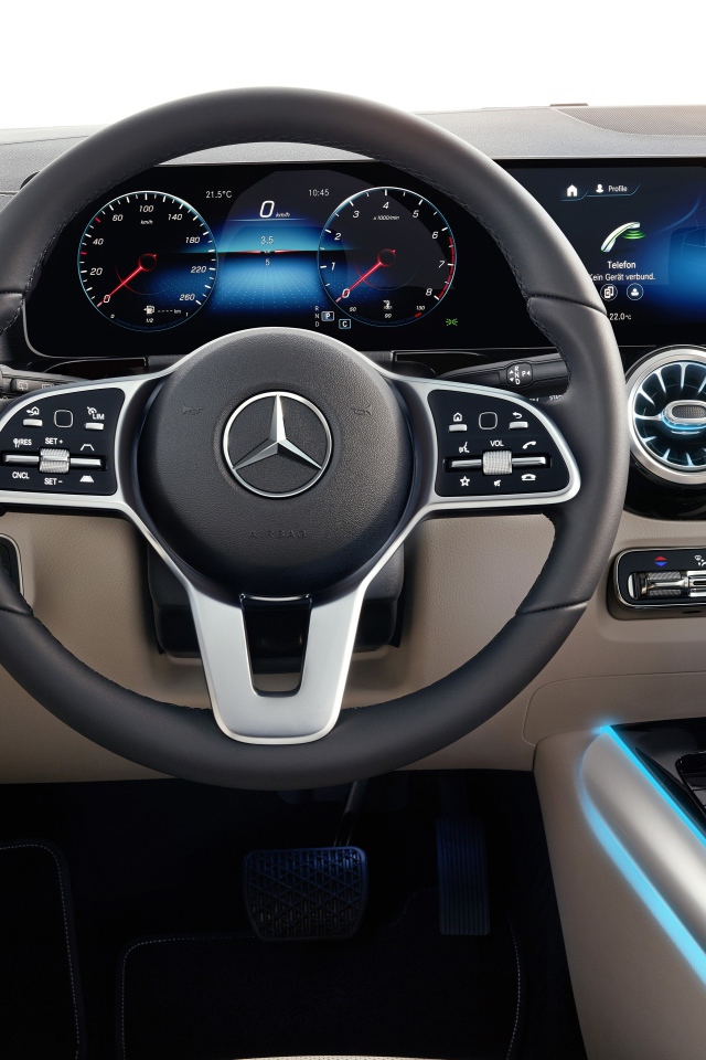 Салон автомобиля Mercedes-Benz GLA 250, 2020 года