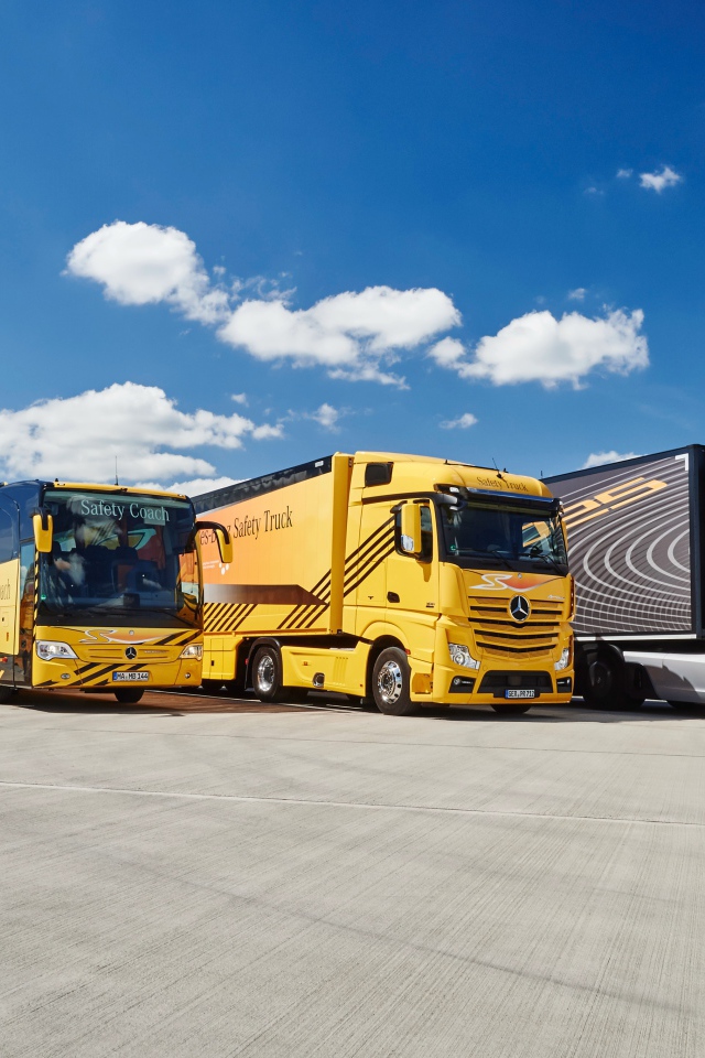 Модельный ряд автомобилей марки Mercedes-Benz на фоне голубого неба 