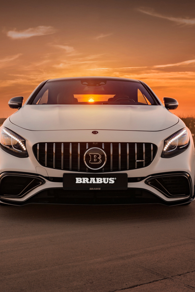 Белый автомобиль Mercedes Benz B63 S на фоне заката