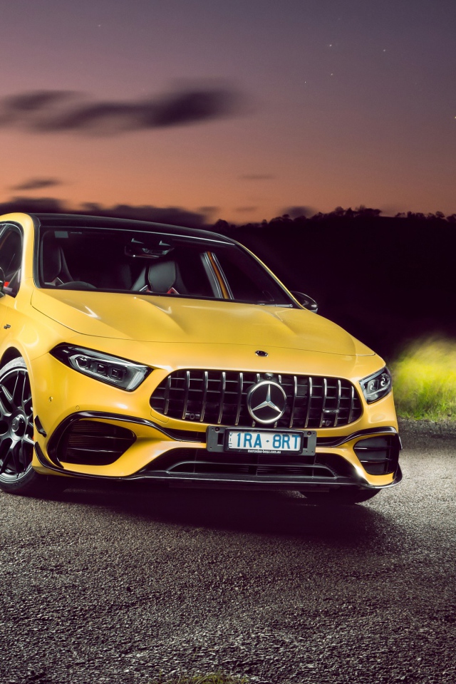 Желтый автомобиль Mercedes-AMG A 45 S 4MATIC Aerodynamic Package 2020 года ночью 