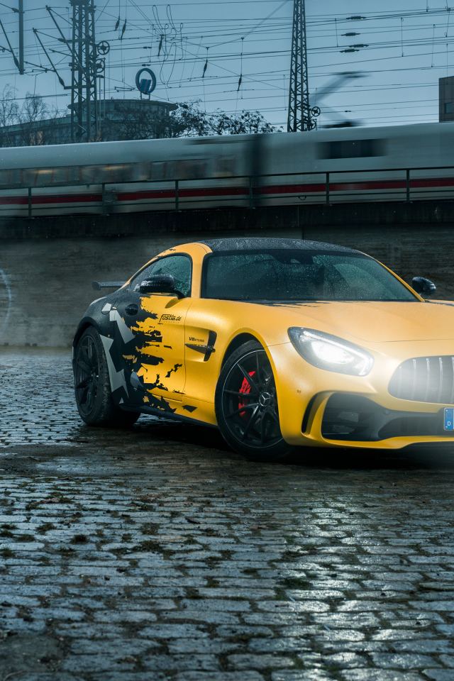 Желтый дорогой Mercedes Benz AMG GTR на дороге