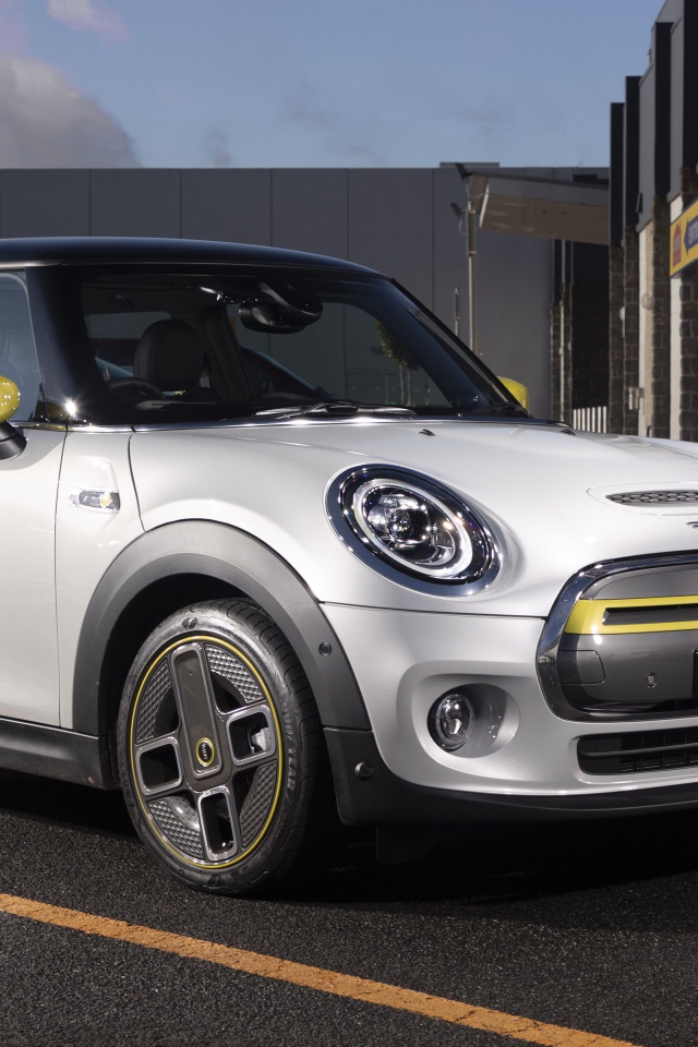 Автомобиль MINI Cooper SE 2020 года на заправке 