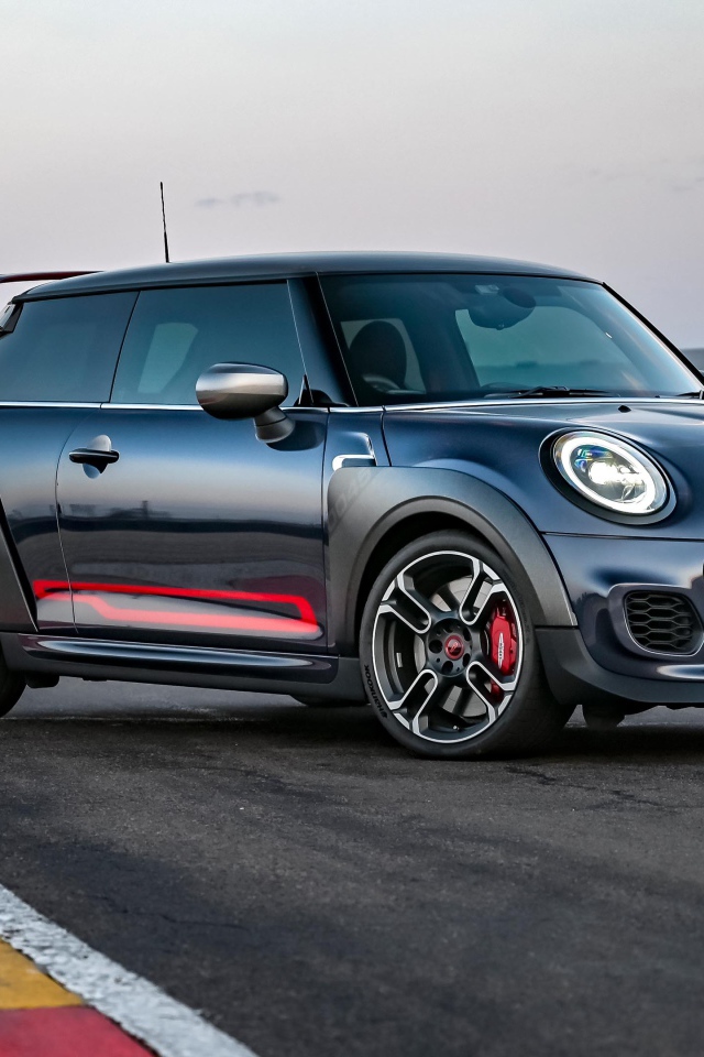 Автомобиль MINI John Cooper Works GP 2020 года на дороге