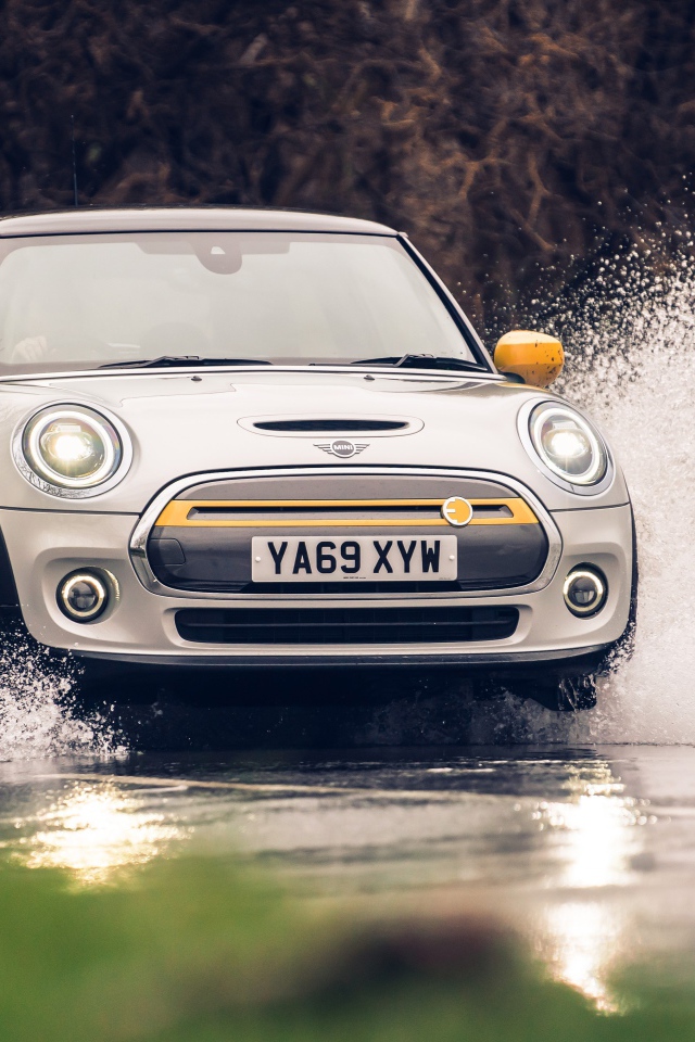 Компактный MINI Cooper SE Level 2 2020 года едет по воде