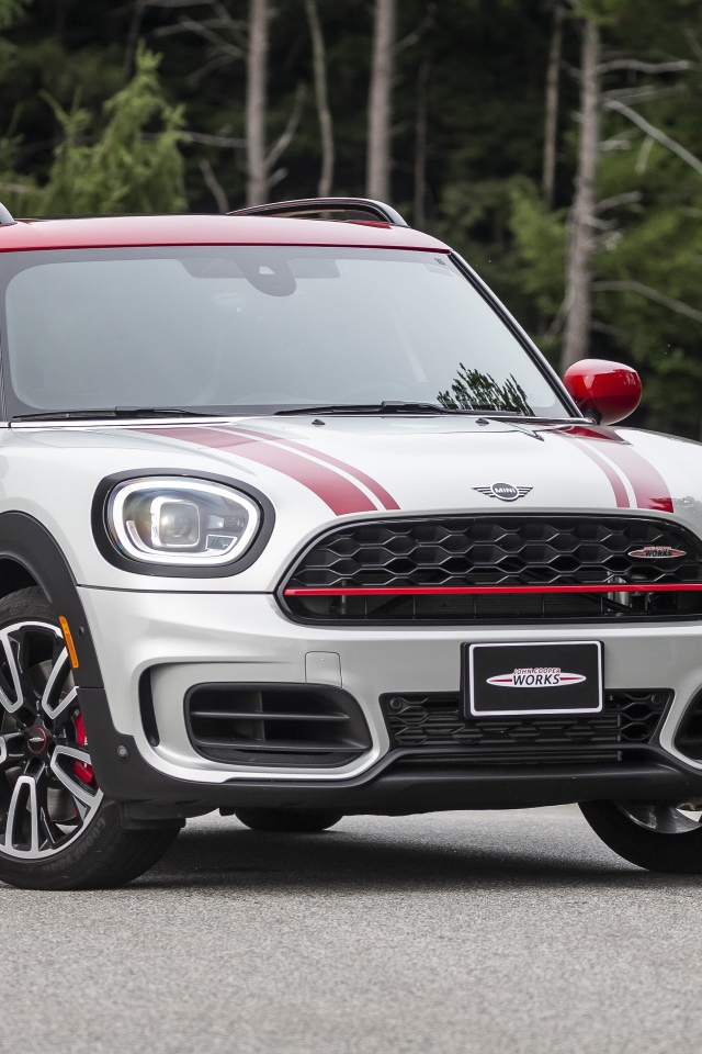 Автомобиль  MINI John Cooper, 2021 года на дороге