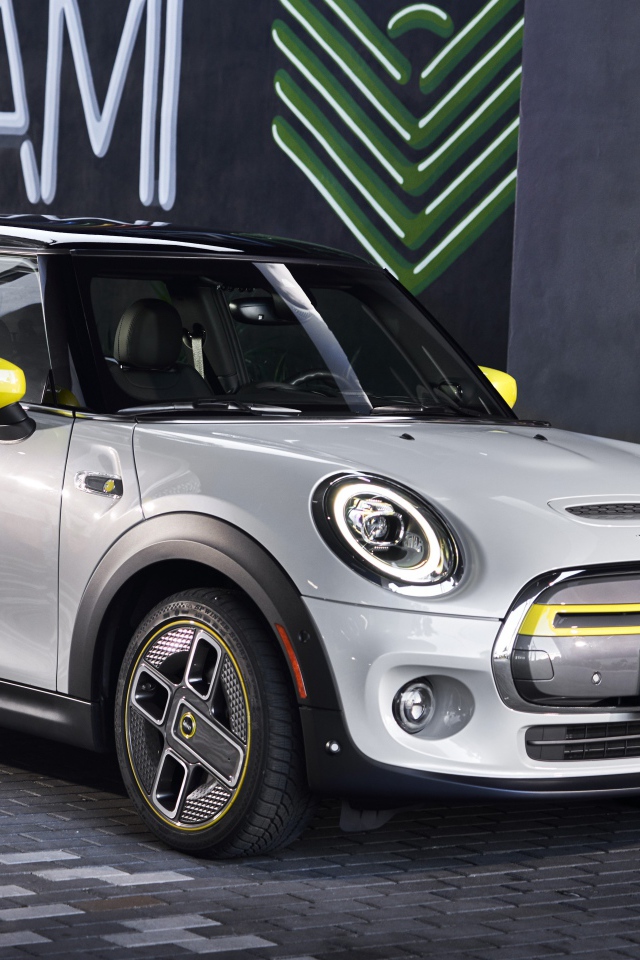 Серебристый  MINI Cooper SE, 2020 года у дома