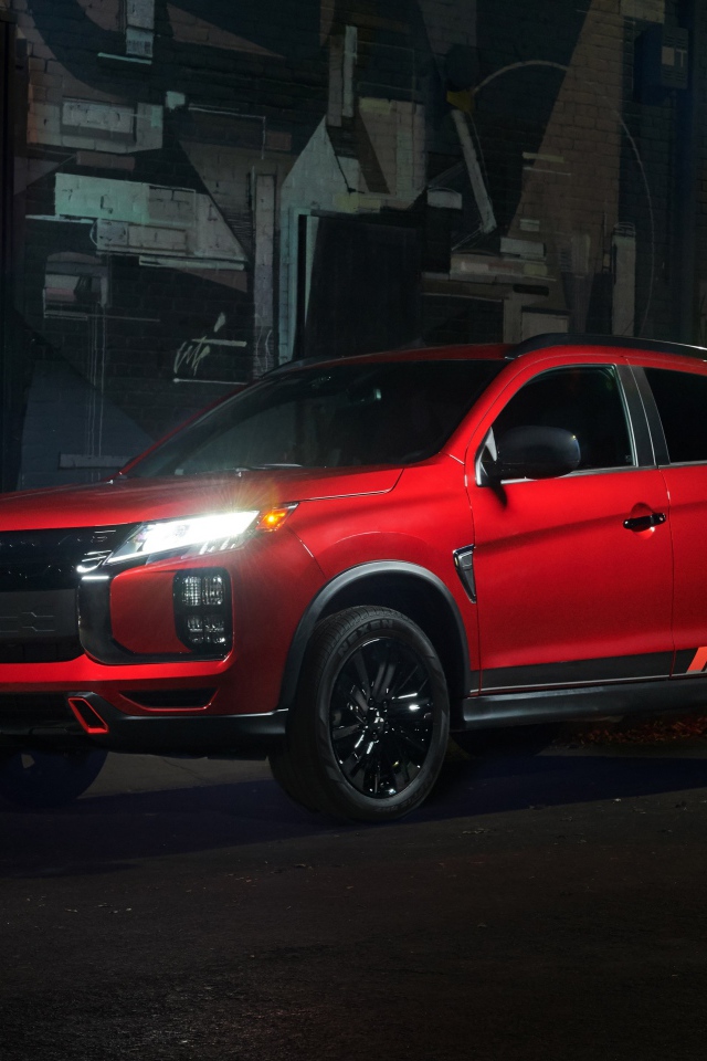 Красный внедорожник  Mitsubishi Outlander, 2020 года у стены