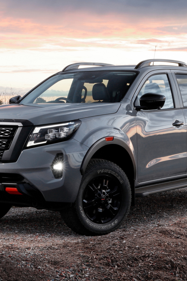 Серебристый пикап Nissan Navara PRO-4X 2021 года
