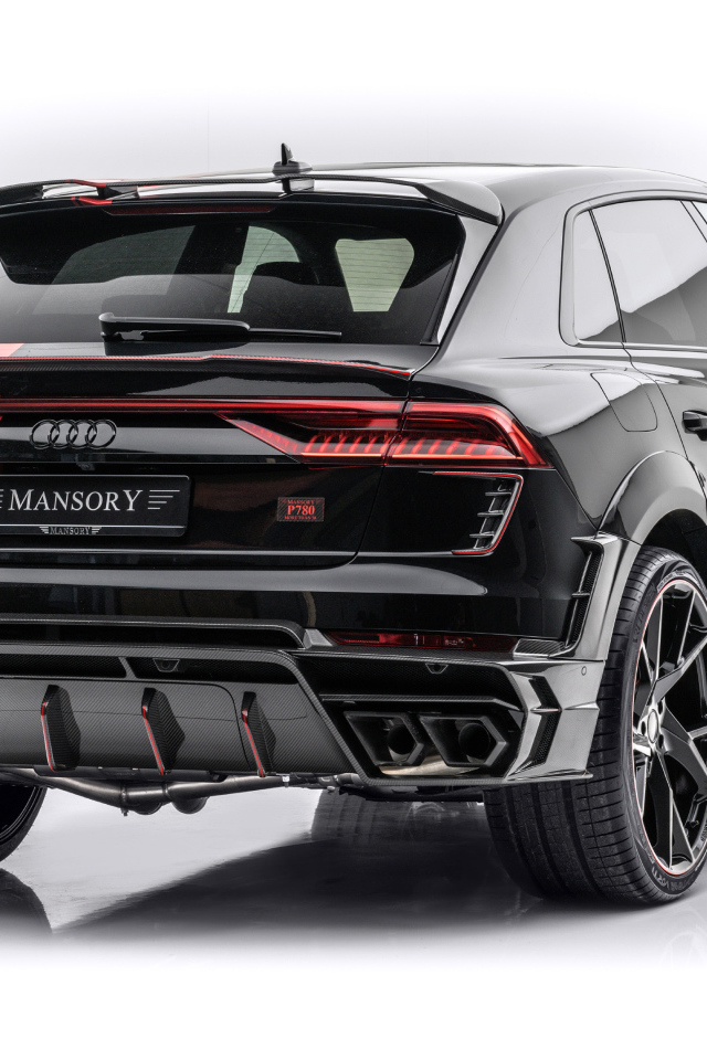 Черный кроссовер  Mansory Audi RS Q8 2020 года вид сзади на белом фоне