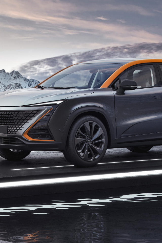 Внедорожник Changan UNI-T 2020 года у воды 