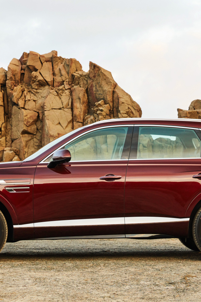 Бордовый автомобиль Genesis GV80 2.5T 2020 года на фоне гор