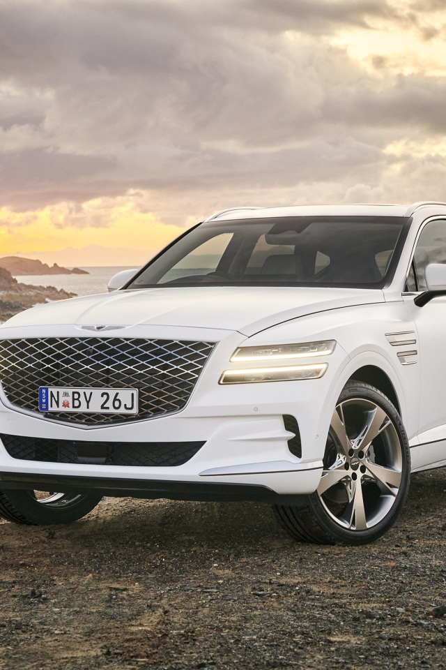Белый автомобиль Genesis GV80 3.0D AWD 2020 года на фоне заката