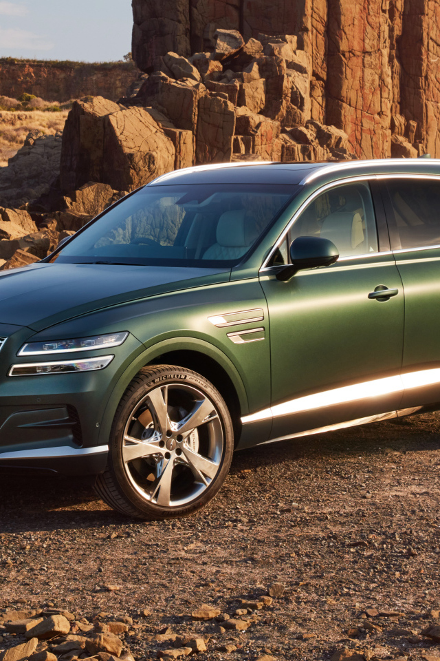 Зеленый автомобиль Genesis GV80 3.5T AWD 2020  года в горах