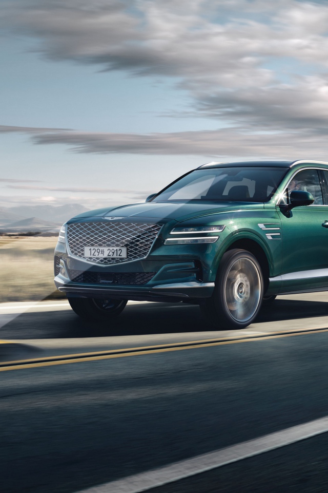 Внедорожник Genesis GV80 2020 года на трассе 