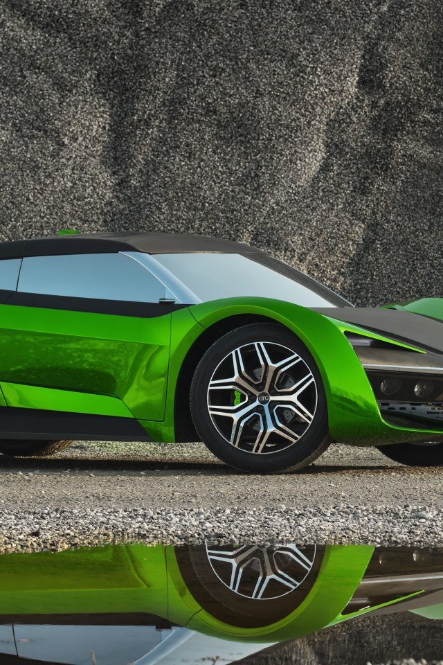 Зеленый автомобиль GFG Vision 2020 года отражается в луже