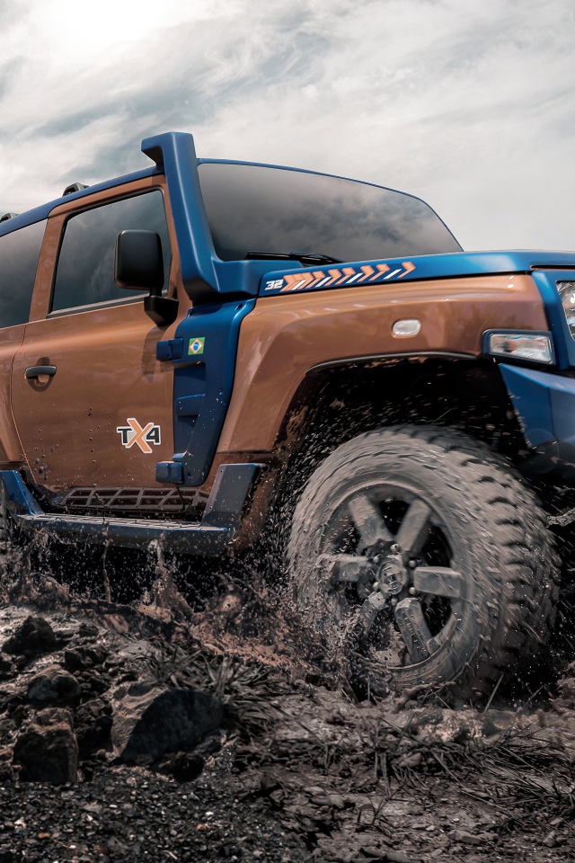 Внедорожник Troller TX4 2020 года едет по грязи