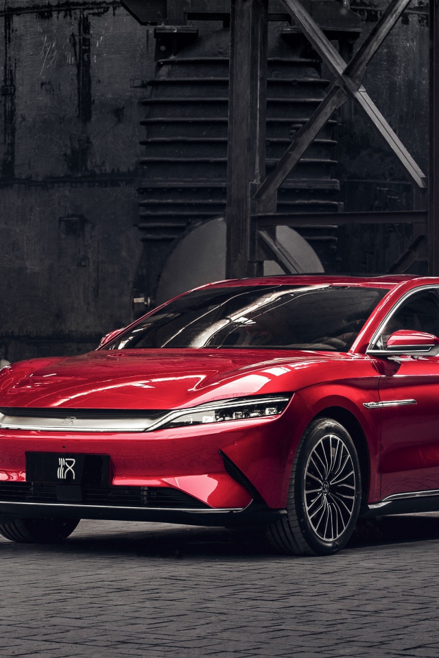 Красный автомобиль BYD Han EV 2020 года у завода