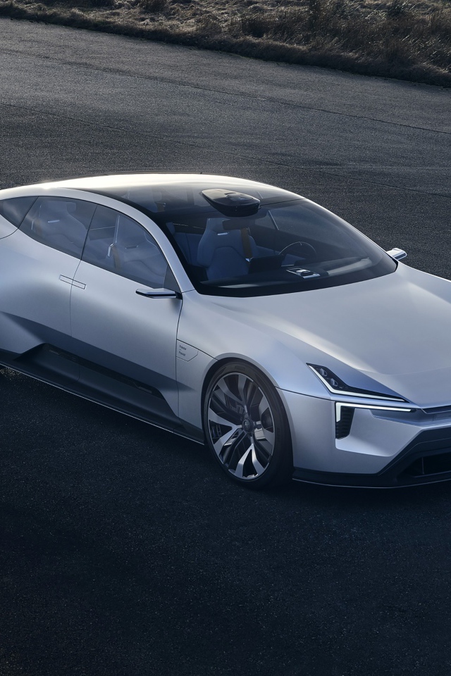 Серебристый автомобиль Polestar Precept 2020 года на ровной дороге 