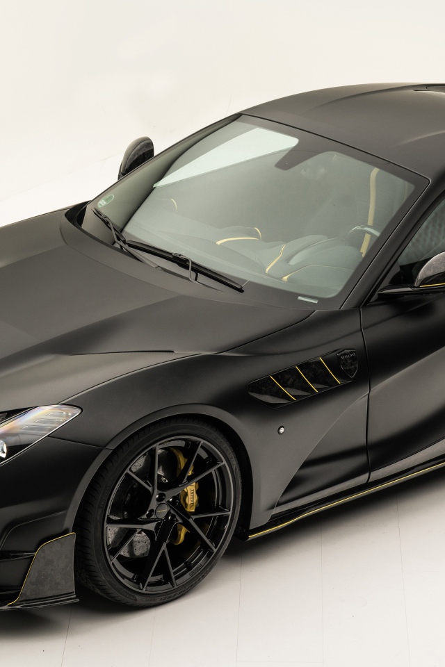 Черный автомобиль Mansory Stallone на белом фоне