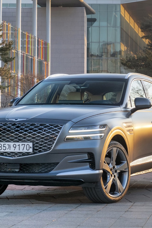 Серебристый автомобиль Genesis GV80, 2020 года