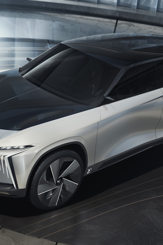 Серебристый внедорожник DS Aero Sport Lounge 2020 года на выставке 