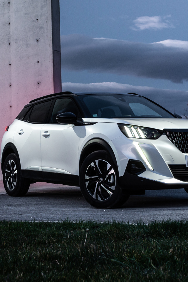 Внедорожник Peugeot 2008 GT Line 2019 года у стены 