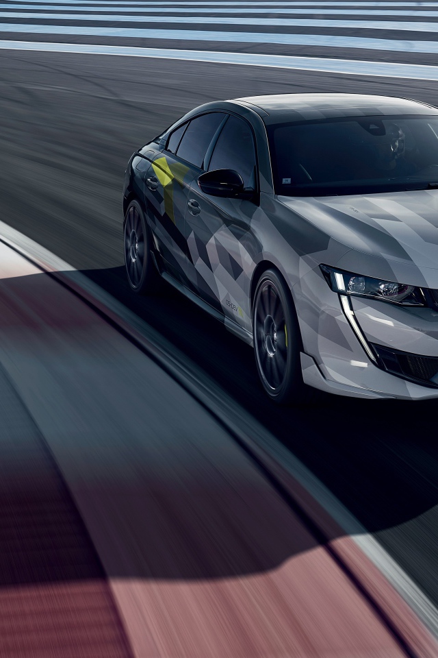 Автомобиль Peugeot 508, 2020 года на гоночной трассе