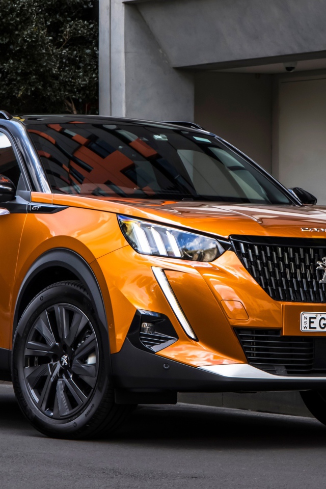 Оранжевый внедорожник Peugeot 2008 GT 2020 года у дома 