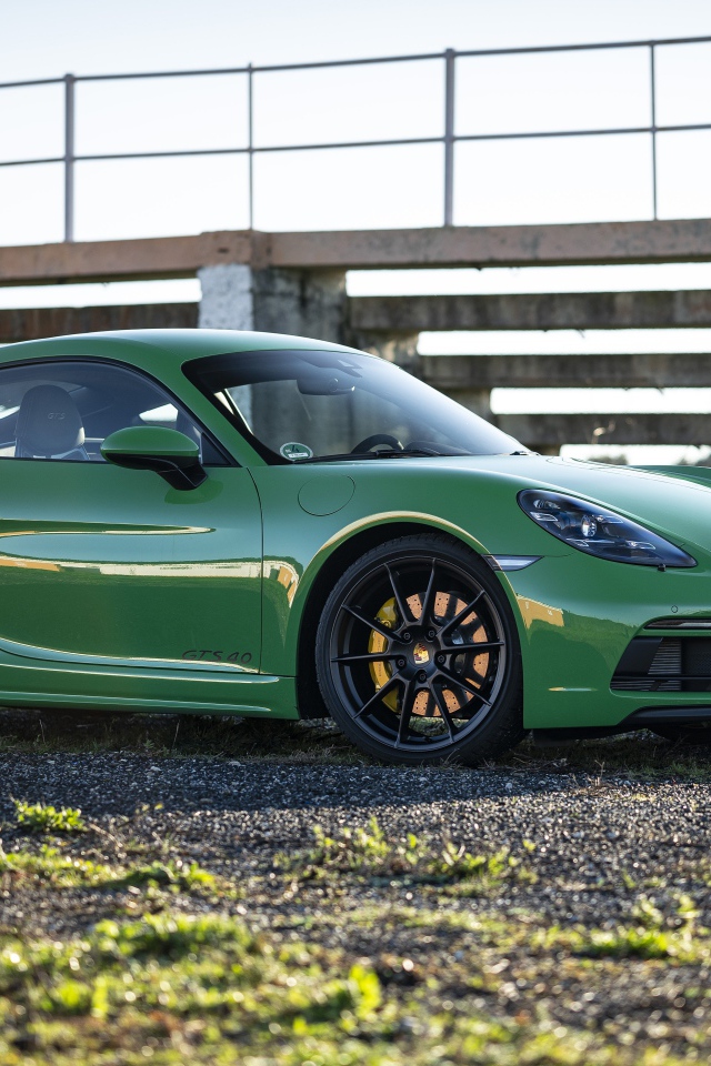 Зеленый автомобиль Porsche 718 Cayman GTS 4 2020 года