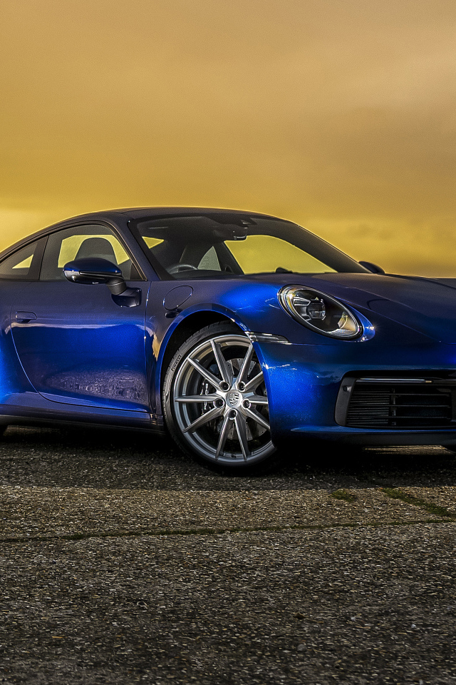 Синий автомобиль  Porsche 911 Carrera S MT 2020 года