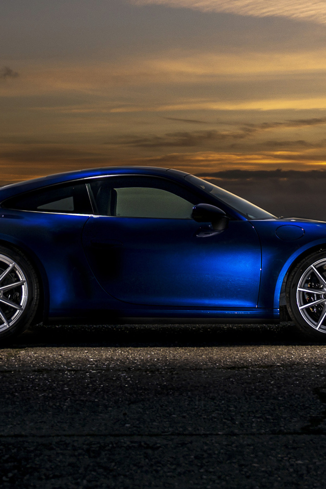 Синий автомобиль Porsche 911 Carrera S MT 2020 года вид сбоку