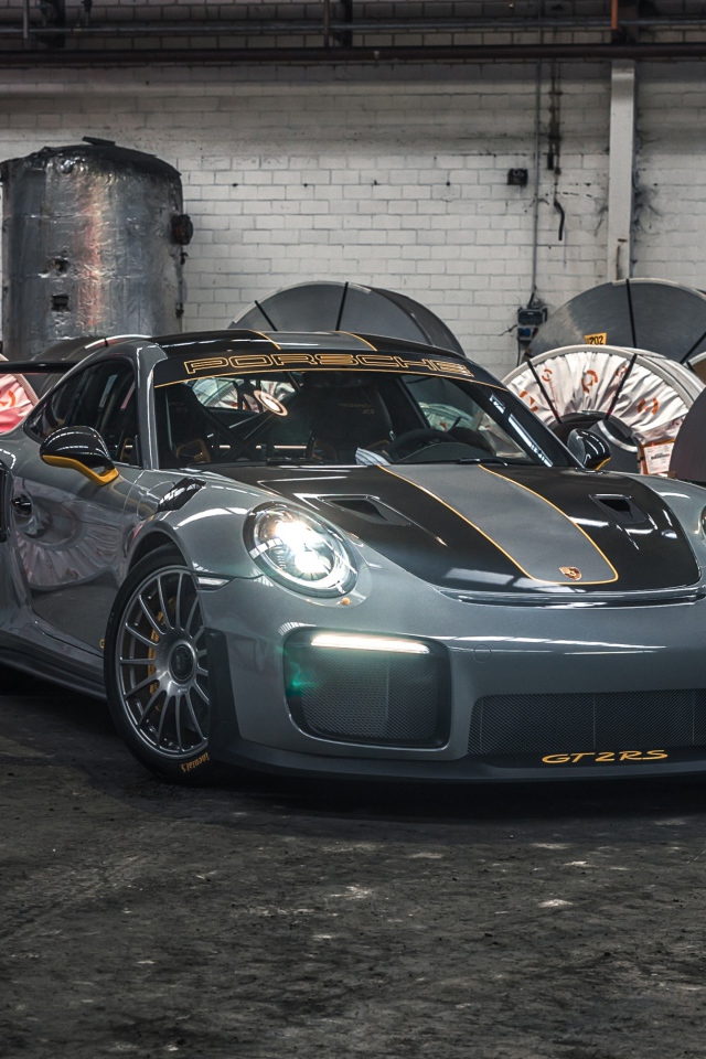 Спортивный автомобиль Porsche 911 GT2 RS 2020 года 