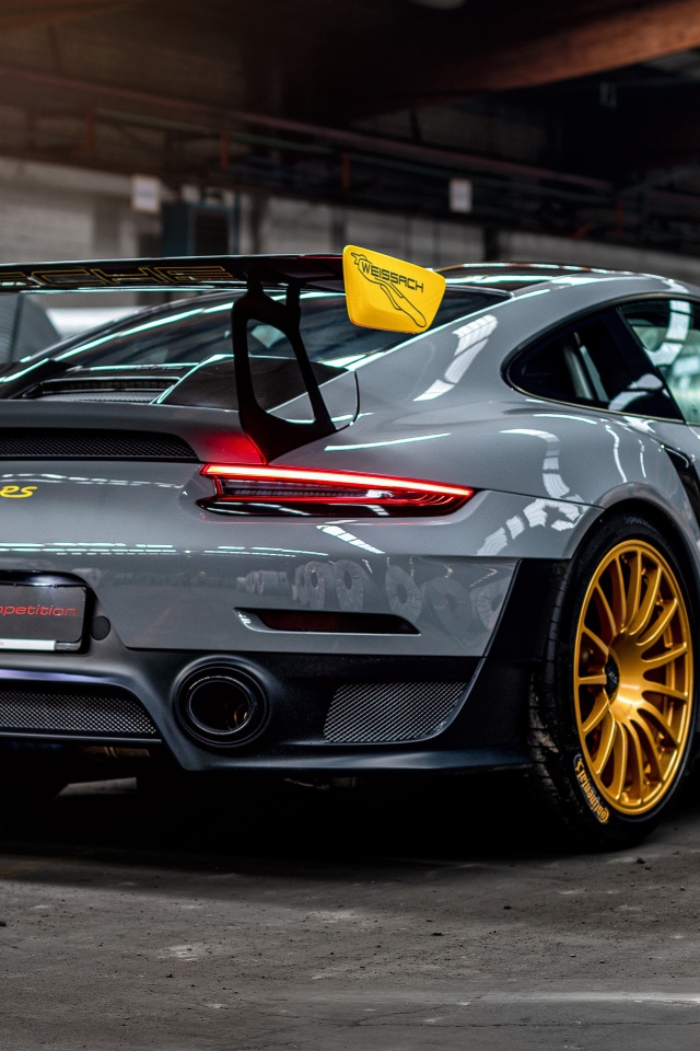 Спортивный автомобиль  Porsche 911 GT2 RS 2020 года вид сзади