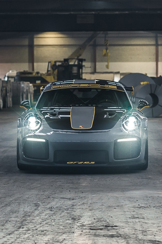 Автомобиль  Porsche 911 GT2 RS 2020 года с включенными фарами