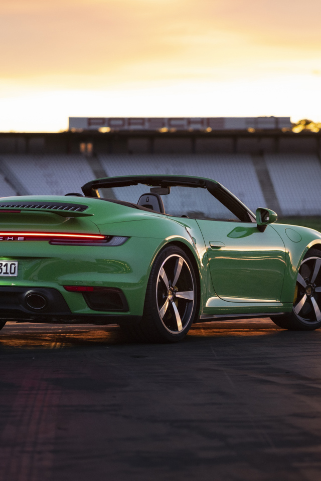 Зеленый автомобиль Porsche 911 Turbo Cabriolet 2020 года вид сзади
