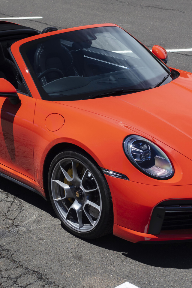 Автомобиль Porsche 911 Turbo S Cabriolet 2020 года